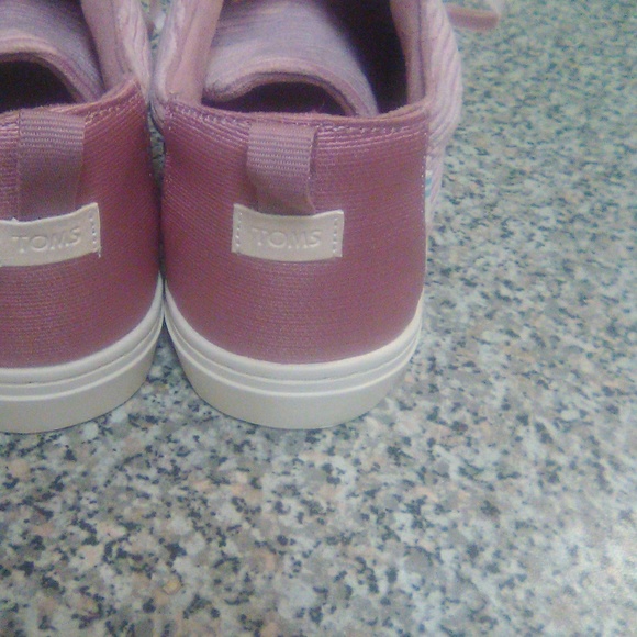 Toms - Picture 2 of 5